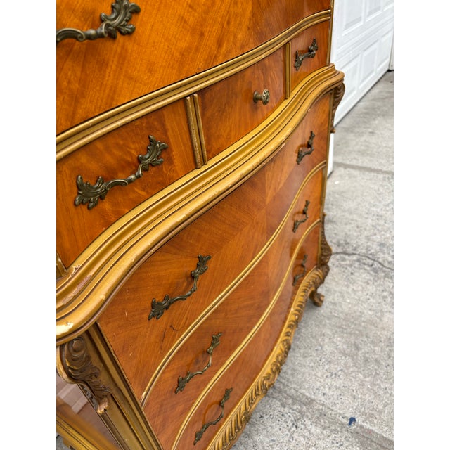 Mid 20th Century Vintage French Provincial Bombe Highboy Dresser With Inlaid Wood & Gilt Trim, Serpentine Front For Sale - Image 5 of 12