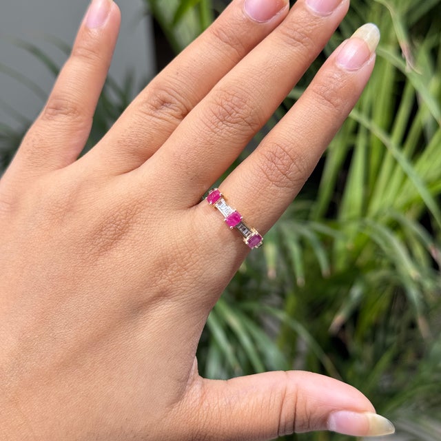 Mid-Century Modern 14k Gold Emerald-Cut Ruby & Baguette Diamond Modern Band Ring Size 5 For Sale - Image 3 of 18