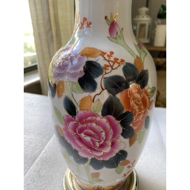 1990s Vintage Chinoiserie Porcelain Table Lamp, Hand-Painted Floral Motif, Gold Accents, Ornate Brass Details, Traditional Asian-Inspired Decor For Sale - Image 5 of 12