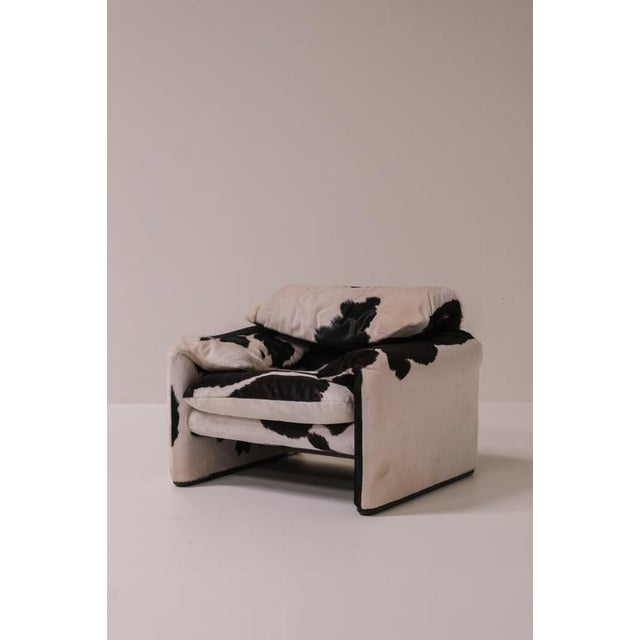 This vintage example has been completely reupholstered in genuine black and white cowhide, giving the classic italian...