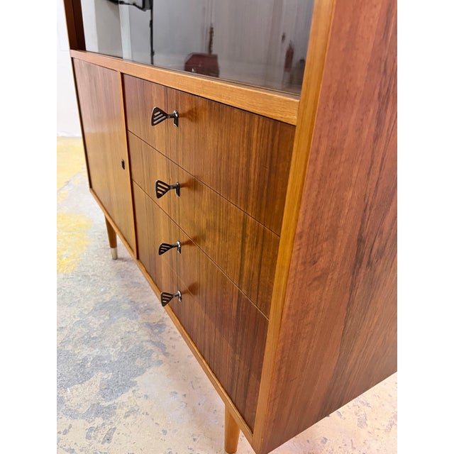 Walnut Display Cabinet from Deutsche Werkstätten Hellerau For Sale - Image 10 of 11