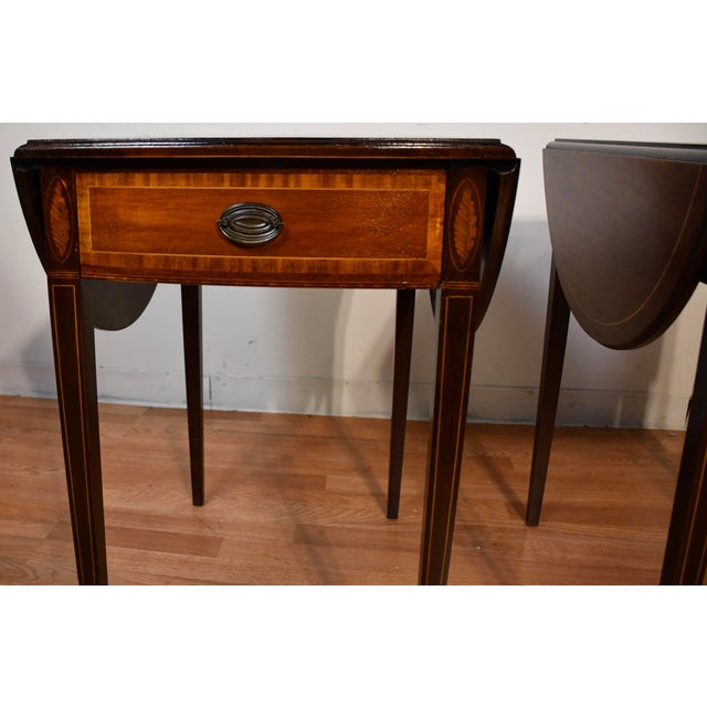 1920 Pair of English Hepplewhite Mahogany & Satinwood Inlay Pembroke Side Tables / End Tables For Sale - Image 6 of 18
