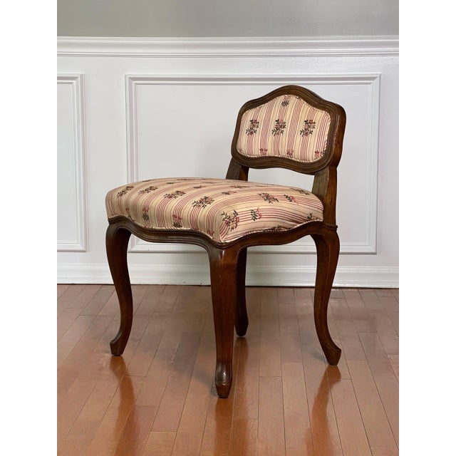 French Don Ruseau Louis XV Style Upholstered Vanity or Side Chair in Walnut, 1940s For Sale - Image 3 of 18