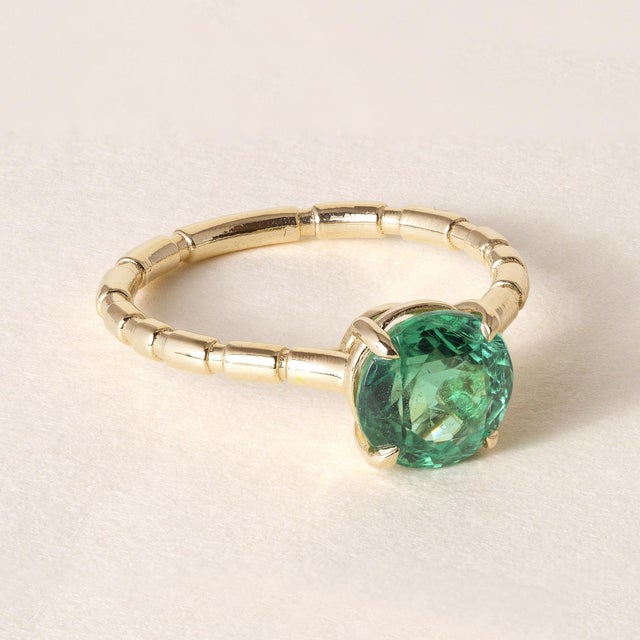18k Gold 1.67 Carat Emerald Round Solitaire Ring, Size 6 For Sale - Image 4 of 7