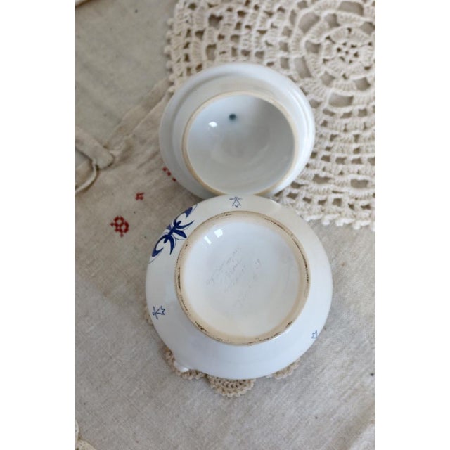 White earthenware candy box decorated with fleur-de-lis This elegant white earthenware candy box, decorated with the...