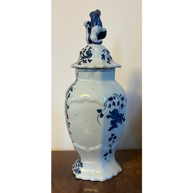 Antique 18th Century Blue & White Delft Vase With Figural Lion Lid in the Chinoiserie Style by the De Porceleyne Bijl Factory Circa 1775 For Sale - Image 9 of 15
