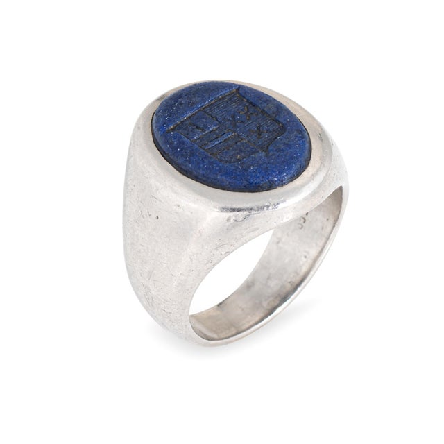 Vintage Tiffany & Co lapis lazuli ring family crest signet ring crafted in platinum (circa 1950s to 1960s). Lapis lazuli...