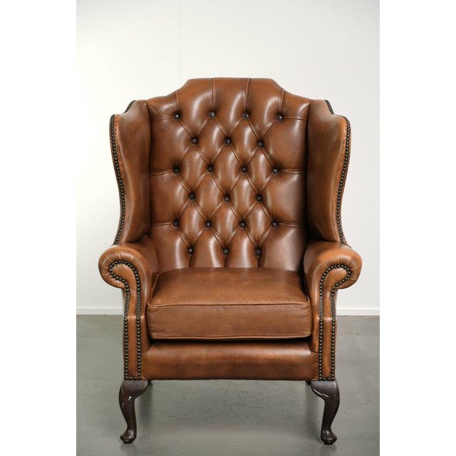 This beautiful Chesterfield wingback chair is made of cowhide leather in a lovely light brown color and offers a...