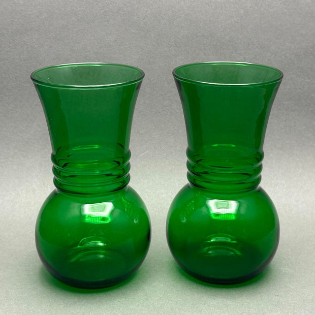 Anchor Hocking Vintage Pair of MCM Anchor Hocking Forest Green Ribbed Vases For Sale - Image 4 of 7