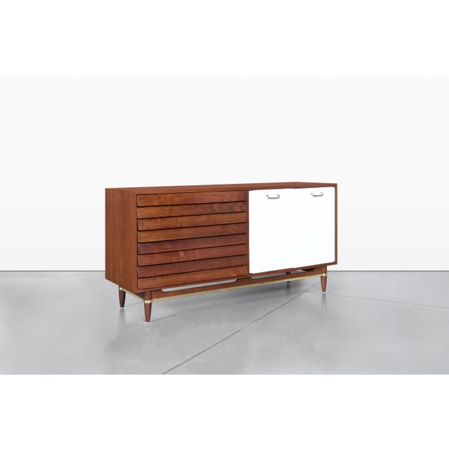Mid-Century Modern Walnut and Lacquer Credenza by American of Martinsville For Sale In Los Angeles - Image 6 of 15