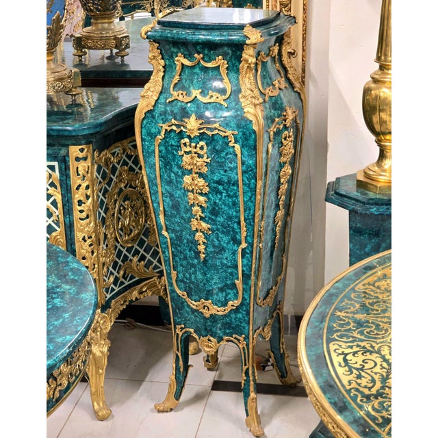 French Louis XV Pedestal Stand in Bottle Green With Bronze Ormolu & Gilded Details For Sale - Image 3 of 4