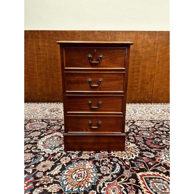 Vintage English Chesterfield Chest of Drawers, in Very Good conditions. Designed from 2000