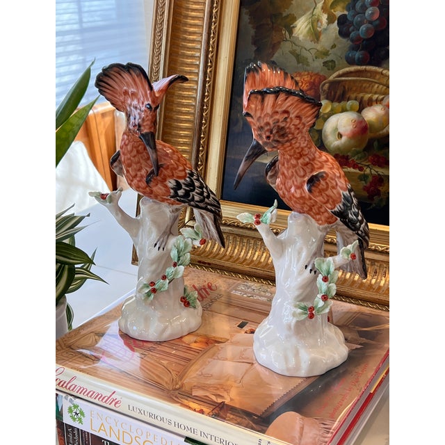 Pair of Mottahedeh Hoopoe Porcelain Birds After Chelsea / Meissen For Sale - Image 12 of 16