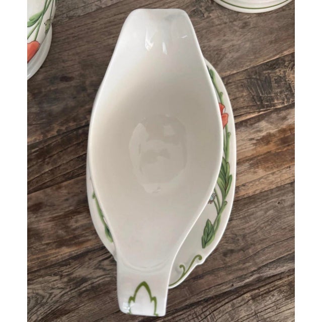 English Villeroy & Boch Gravy Boat and Oval Plate For Sale - Image 3 of 9