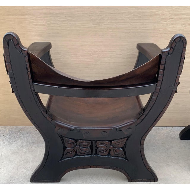 20th Century Pair of Carved Walnut Spanish Savonarola with Foot Rest For Sale In Miami - Image 6 of 18