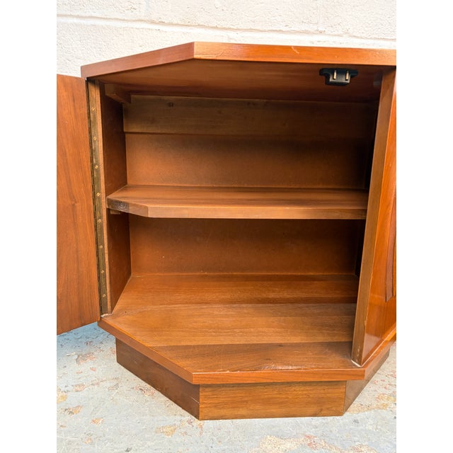 Wood Mid 20th Century Modern Pair of Walnut and Burl Nightstands by Young Manufacturing, Attributed For Sale - Image 7 of 13