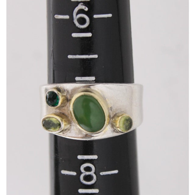 1990s Sterling Cigar Band Ring With Green Gemstones, Size 7.25 For Sale - Image 4 of 9
