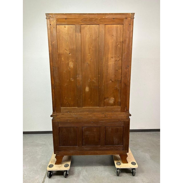 Art deco showcase by Lingel in excellent original condition. The first Hungarian wooden furniture factory was founded in...