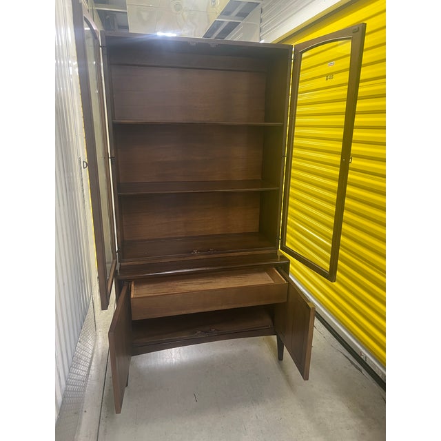 Mid 20th Century Broyhill Emphasis Two Piece Hutch China Cabinet For Sale In Milwaukee - Image 6 of 11