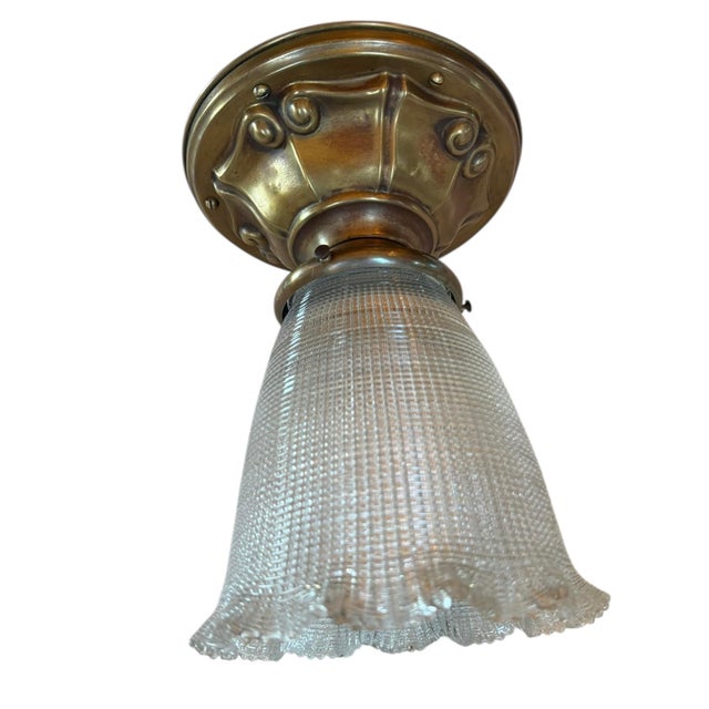 This prismatic zipper pattern halophane shade gives off the perfect diffused light. Perfect for any room of the house....