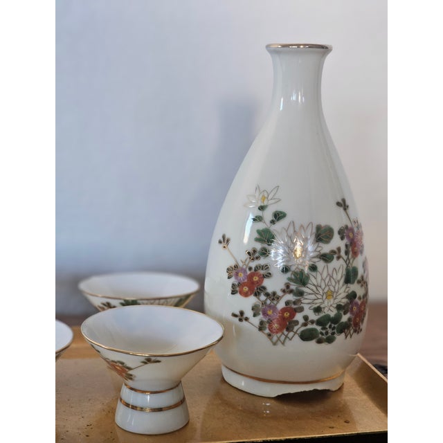 This hand-painted vintage Kutani sake set is a beautiful example of Japanese ceramic craftsmanship, known for its vibrant...