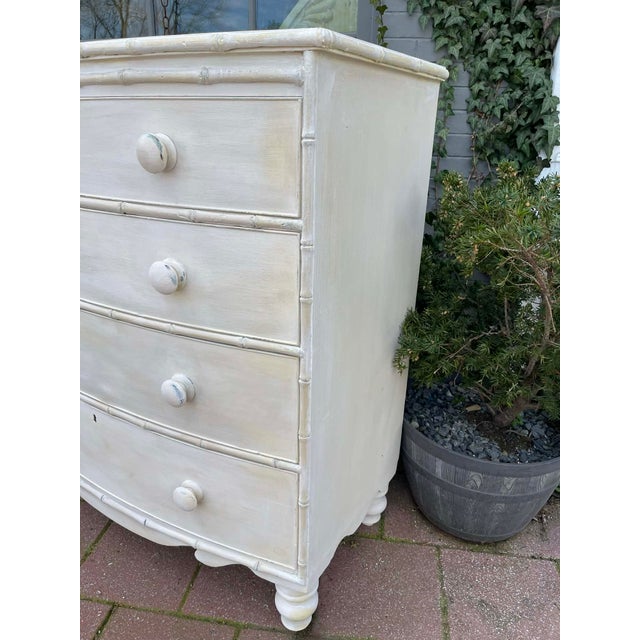 Wood Mid 18th Century Early Victorian / Late Regency English Bowfront Chest of Drawers With Turned Feet Bamboo Details For Sale - Image 7 of 16