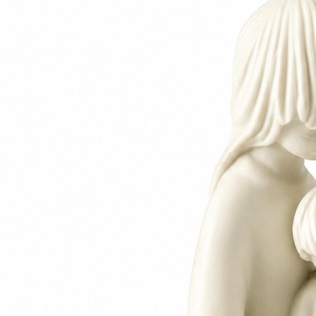 Porcelain - Sculpture of tenderness - Vista Alegre. Molded porcelain; unglazed and polished from the Vista Alegre factory....