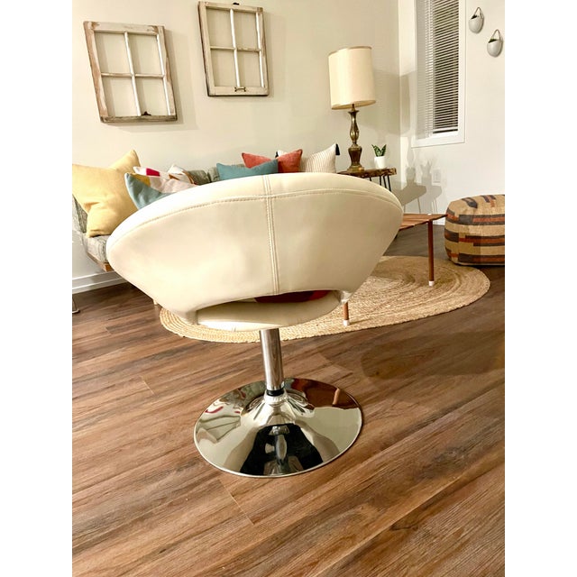 70s Style Accent Chair - White Vinyl - Mod For Sale - Image 4 of 6