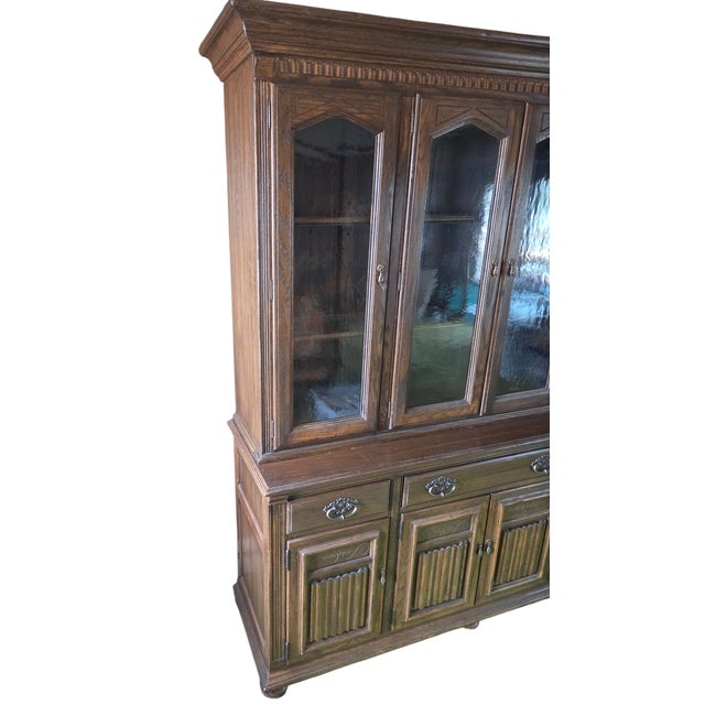 Jacobean 1970s Ethan Allen Jacobean Charter Oak Breakfront China Cabinet Hutch Display For Sale - Image 3 of 11