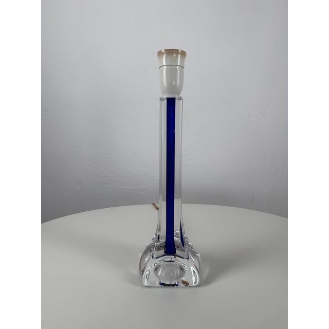 Sculptural art glass table lamp by Flygsfors Glasbruk, Sweden, designed by Paul Kedelv. The lamp features a heavy,...