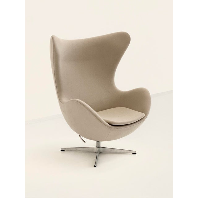 Fritz Hansen Egg Swivel Lounge Chair in Beige Fabric and Metal by Arne Jacobsen for Fritz Hansen For Sale - Image 4 of 10