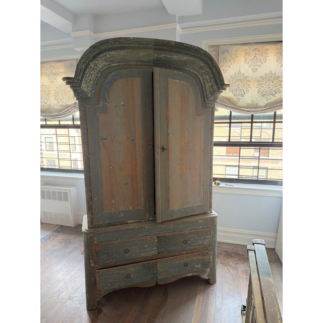 18th Century Swedish Jämtland Rococo Painted Pine Two-Part Cabinet For Sale - Image 4 of 10