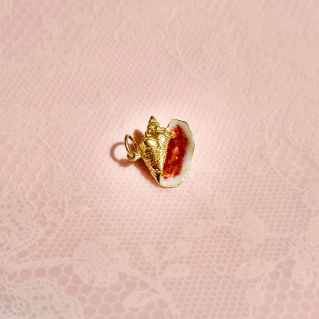 Orange Vintage 18k Yellow Gold Orange Enamel Conch Shell Charm Pendant For Sale - Image 8 of 8