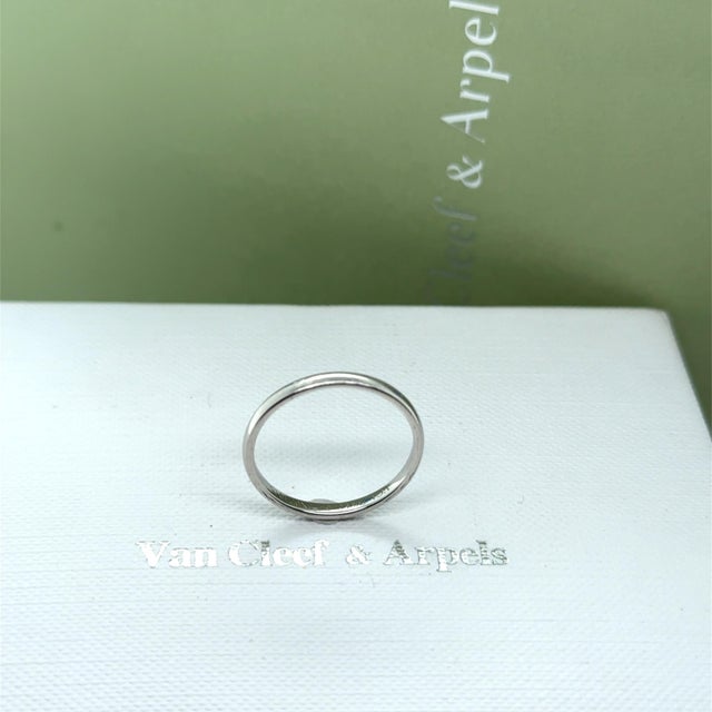 2020s Van Cleef & Arpels Platinum Tendrement Wedding Band 2.44g, Size 7 For Sale - Image 5 of 7