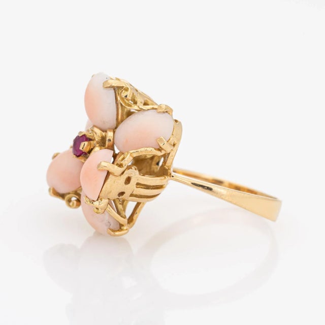 Angel Skin Coral Ruby Ring 1970s Vintage 18 Karat Yellow Gold Flower Jewellery size 5.5 For Sale - Image 4 of 7