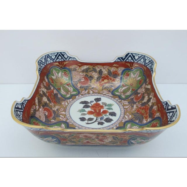 Japanese Arita ware Imari porcelain large serving bowl with a Gokunishiki Kinsai Koimari style design produced by Kisen...