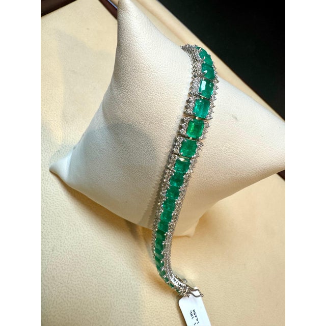 Contemporary 12.46 Ct Natural Zambian Tennis Bracelet with 3.25 Ct Diamonds and 18k Gold For Sale - Image 3 of 18