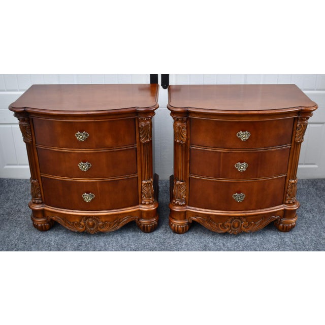 1990s Vintage Pulaski Mahogany Nightstands Edwardian Collect 3-Drawer Bachelors Pair For Sale - Image 5 of 17