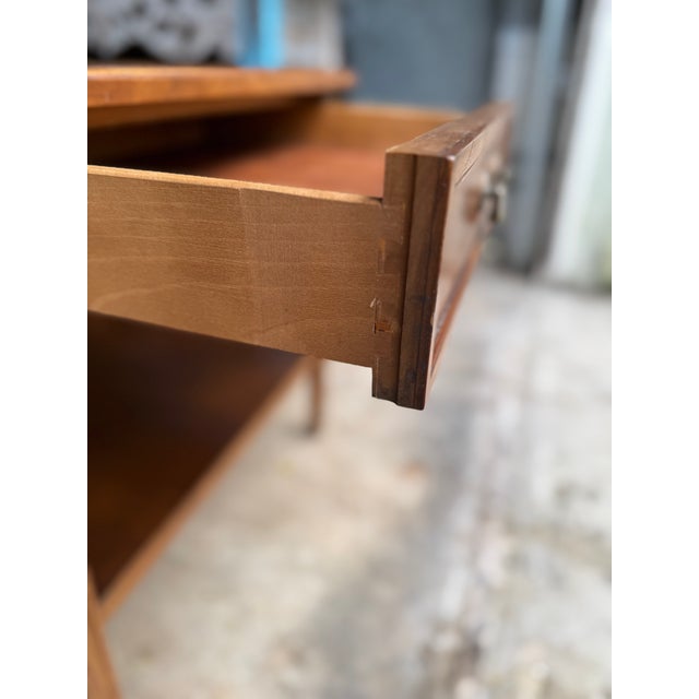 Mid-Century Modern 1950s Vintage Henredon Midcentury Cross-Banded Walnut Single Drawer Side Table End Table Nightstand For Sale - Image 3 of 6