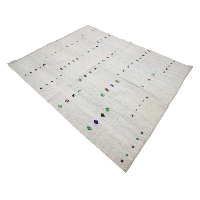 1960s Vintage Embroidered Turkish Gray Kilim Rug- 5′2″ × 6′9″ For Sale - Image 4 of 7