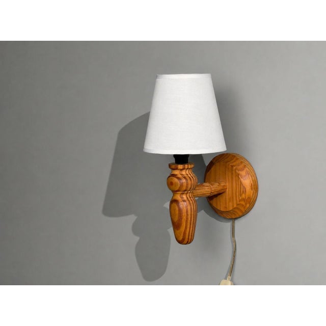 Scandinavian Mid-Century Modern, Wall Light or Sconce, Pine, Sweden, 1960s An interesting Scandinavian turned pine wall...