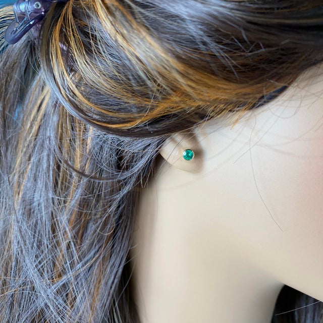 Contemporary Matched Cabochon Emerald 1.15 Carat Bezel Set 14 Karat Yellow Gold Earrings - 2 Pieces For Sale - Image 3 of 5