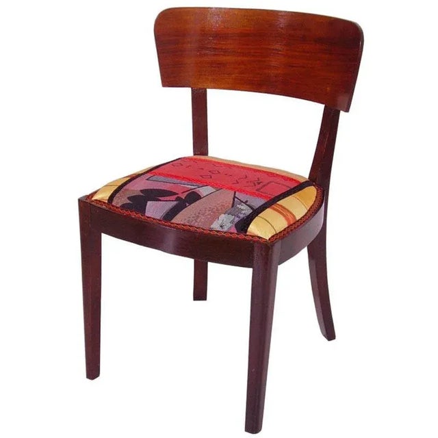 - Set of 2 Art Deco side chairs - Dating from the 1920s - Made in walnut - With original seats and upholstery with...