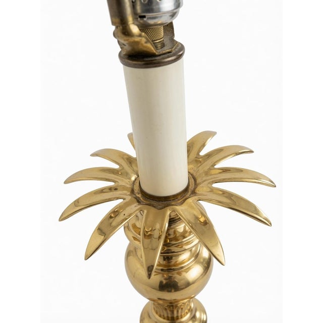 For sale is this striking vintage table lamp featuring a beautiful combination of polished brass and sleek black finishes....