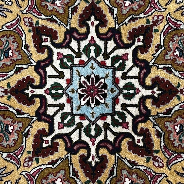 1960s Handwoven Tabriz Rug in Wool on Cotton with Medallion, 1960s For Sale - Image 5 of 7