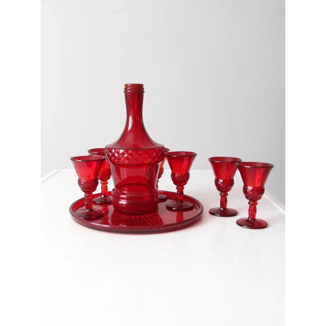 This "Lady Astor" decanter and glass set from New Martinsville circa 1930 is a classic. The set includes six cordial...
