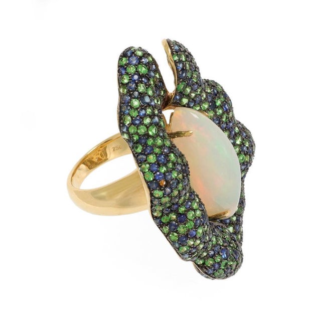 This is a stunning Estate ring, it is crafted from 18k yellow gold with a high polished finish. The top of the ring has a...