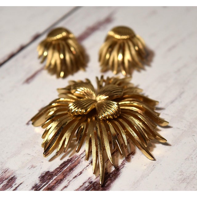 Trifari Vintage Crown Trifari Gold Tone Textured and Shiny Mod Atomic Pin Brooch & Earrings For Sale - Image 4 of 18