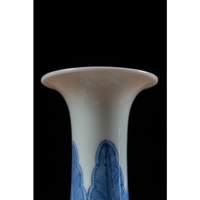 c. mid-to-late 1700s (1736-1795) Antique Chinese porcelain vase. This piece dates to the reign of Emperor Gaozong of Qing,...