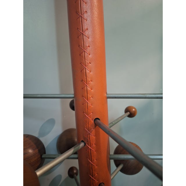 Model AT16 Floor-to-Ceiling Coat Hanger in Red Leather by Osvaldo Borsani for Tecno, 1960s For Sale - Image 6 of 11